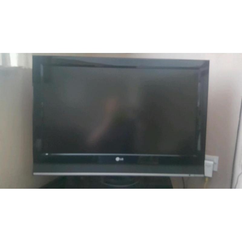 32 inch LG flatscreen HD ready tv hdmi remote and stand included.