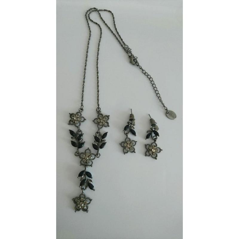 Necklace and earring set