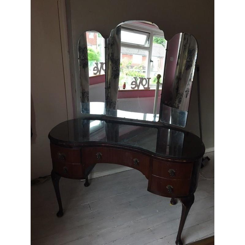 Kidney bean dressing table