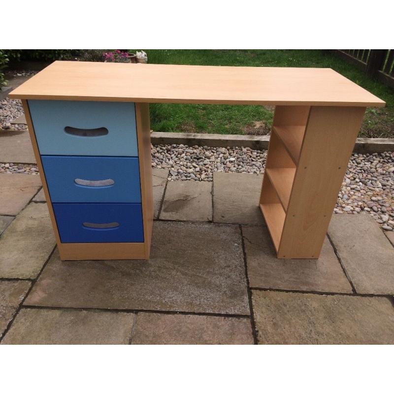 Kid's desk with 3 drawers and 3 shelves vgc