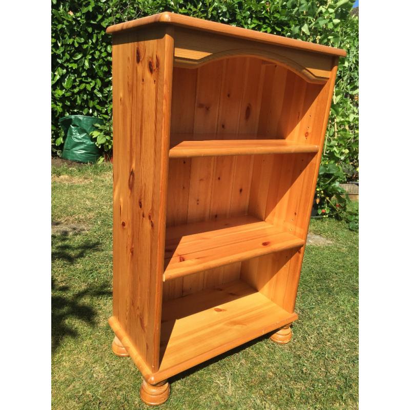 Small bookcase solidly built and in great condition