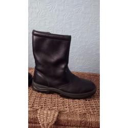 New Steel toe cap safery boots, size 11.