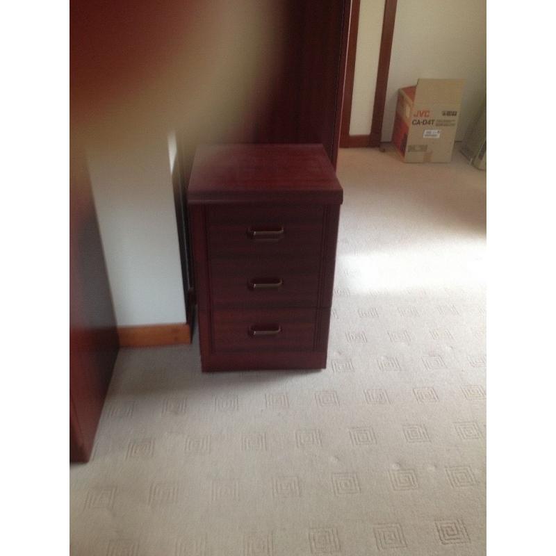 Bedroom furniture : 2 single wardrobes, double chest of drawers and 3 single chest of drawers